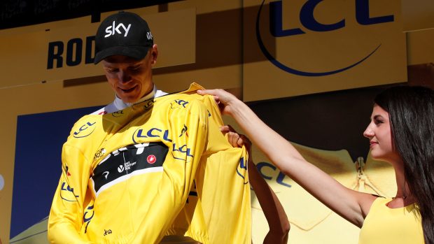 Chris Froome se znovu oblékl do žlutého dresu