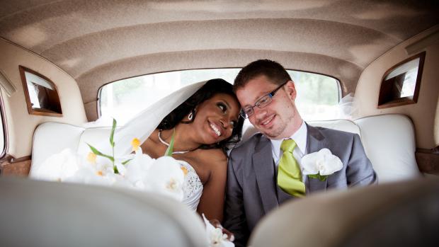 Svateb, u nichž je jeden ze snoubenců cizinec, v Česku přibývá. V roce 2016 jich bylo 5200.