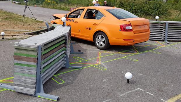 Mobilní bariéry z ČVUT při testech zastavily osobní auto jedoucí 50kilometrovou rychlostí