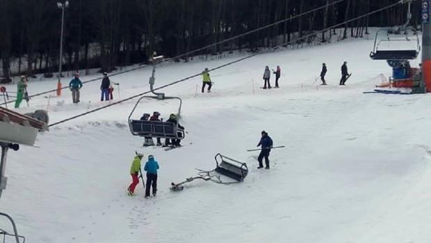 Ve Ski Aréně Karlov spadla sedačka z lanovky i s lyžařem