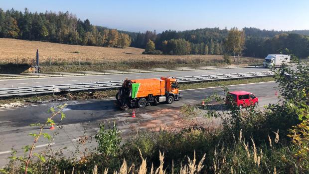 Silničáři na dálnici D1 odstraňují palmový tuk speciálním parním čištěním.