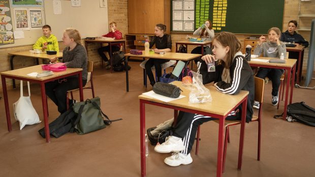 Novela je důležitá hlavně pro rodiče dětí mateřských škol, kteří by po 25. květnu mohli o nárok na ošetřovné přijít. (ilustrační foto)