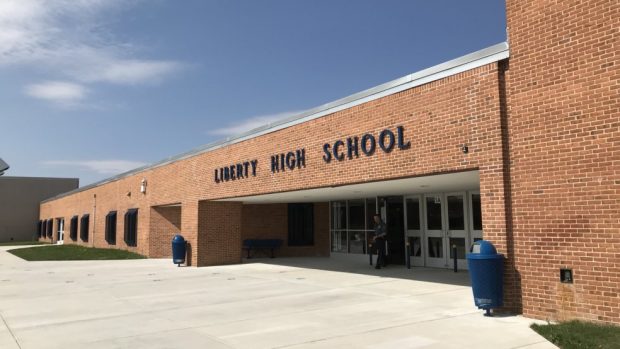 Pohled na střední školu Liberty High School v Marylandu, kam se vydal zahraniční zpravodaj Českého rozhlas Jan Kaliba.