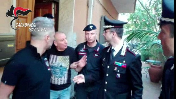 Italové po 23 letech dopadli nebezpečného mafiánského bosse Ndrangheta Giuseppea Giorgiho (druhý zleva). Objevili ho ve skrýši nad krbem