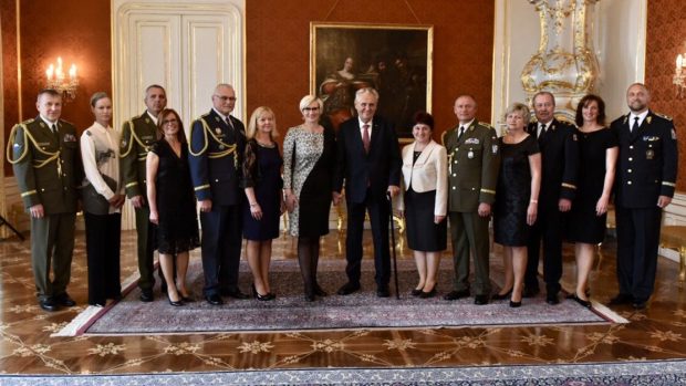 Prezident republiky, ministryně obrany v demisi a nově jmenovaní generálové s manželkami
