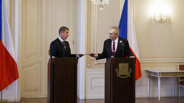 Premiér Andrej Babiš předkládá demisi vlády