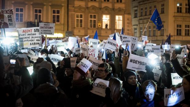 Protestující požadující demisi vlády Andreje Babiše (ANO) zakončili pochod na Staroměstském náměstí, kde se konala krátká demonstrace