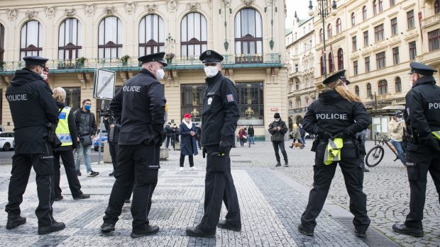 Policie po příchodu první stovky demonstrantů prostor před pódiem ohradila, protože opatření proti epidemii covidu-19 umožňují konat demonstrace maximálně se 100 účastníky