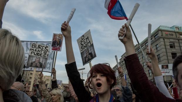 V Praze a dalších téměř dvou desítkách měst v Česku se v pondělí v podvečer sešli lidé na demonstraci proti premiérovi v demisi Andreji Babišovi (ANO).