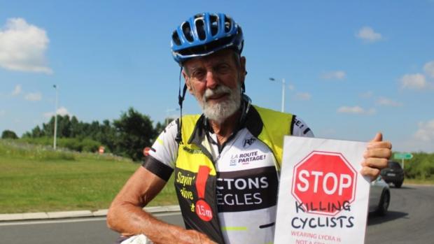 Skippy s plakátem &quot;Stop zabíjení cyklistů&quot;