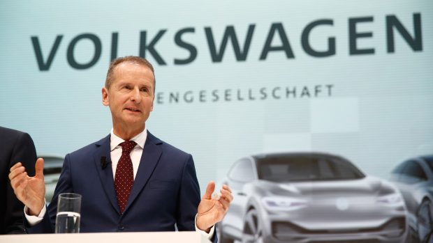 Herbert Diess, CEO Volkswagenu, na tiskové konferenci v Německu