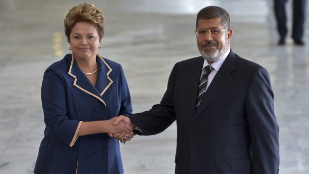 Brazilská politička a bývalá prezidentka Dilma Rousseffová (vlevo) a bývalý egyptský prezident Muhammad Mursí (vpravo) na snímku z roku 2013.
