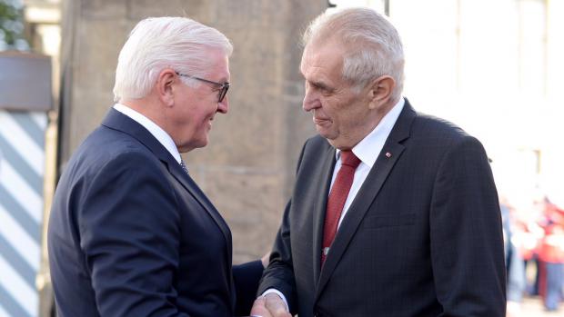 Německého prezidenta Franka-Waltera Steinmeiera přivítal na Pražském hradě prezident Miloš Zeman