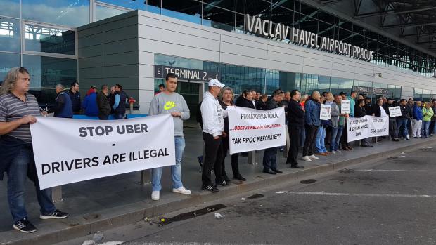 Protestující taxikáři na letišti