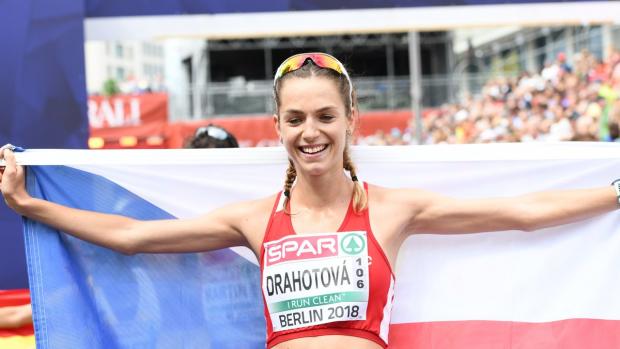 Anežka Drahotová s českou vlajkou v cíli stříbrného závodu