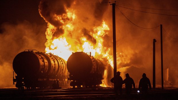 Obyvatelé Doněcku sledují zapálené cisterny po ostřelování železničního uzlu