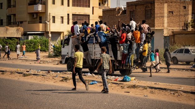 Silnice v Súdánu byly po převratu zablokované, obchody zavřené a nefungovaly telefony