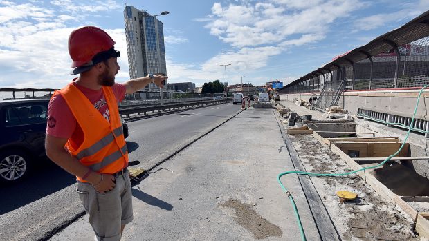 Rekonstrukce Nuselského mostu. Opačný směr byl již pro chodce a cyklisty i řidiče plně zprovozněn.