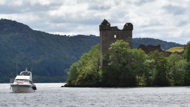 Skotské jezero Loch Ness.