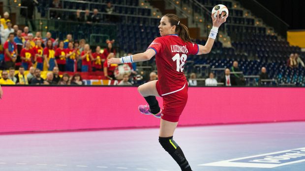 Česká házenkářka Luzumová v zápase proti Rumunkám na mistrovství světa v Německu