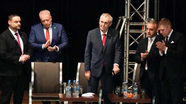 Na mimořádném sjezdu ČSSD vystoupil také prezident Miloš Zeman.