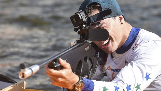Exhibiční závod ve vodním slalomu se střelbou. Brazilec Pedro Henrique Goncalves v akci.