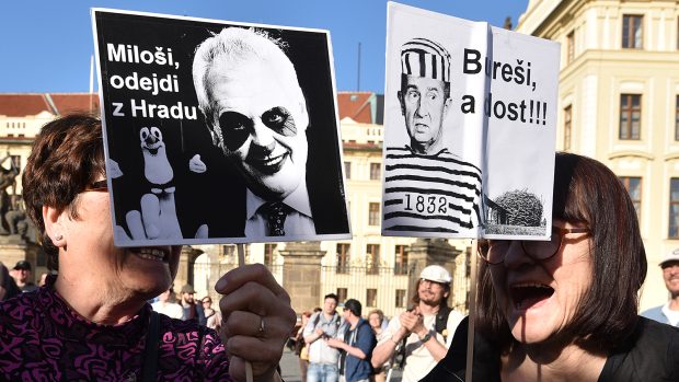 Demonstrace Proč? Proto!, která navazuje na středeční protestu proti prezidentu Miloši Zemanovi a vicepremiérovi Andreji Babišovi (ANO).