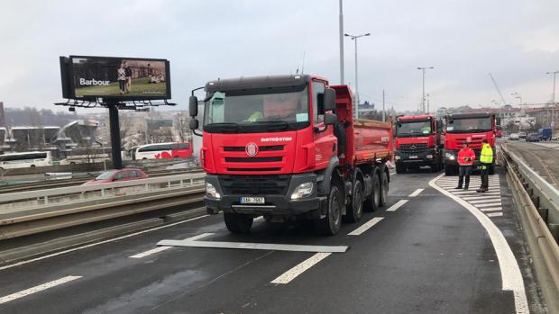 Nákladní auta během zatěžovací zkoušky na mostě u stanice Vltavská