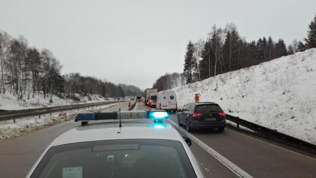 „Máme tam připravenou veškerou techniku,“ řekl Rýdl k rozšiřování dálnice. Opravy v tomto úseku dálnice nabraly zpoždění a neskončily před zimou tak, jak měly. Auta tam pořád jezdila ve zúžených jízdních pruzích. V minulém týdnu se po sněžení na D1 vytvořily kolony měřící desítky kilometrů.