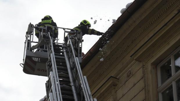 Pražští hasiči pomáhali v předchozích dnech i s úklidem sněhu ze střechy, například na školách a hlavní poště v centru metropole