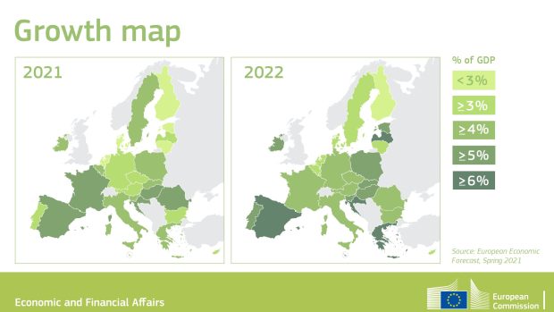 Unijní exekutiva vidí důvod k optimističtější předpovědi zejména v rychlejším tempu očkování.