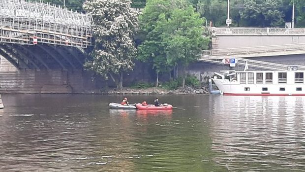 Pátrání po muži, který v neděli skočil z Čechova mostu do Vltavy.