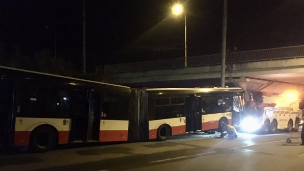 Jedenáct lidí se v úterý v noci v Brně zranilo při havárii autobusu městské hromadné dopravy, který narazil do sloupu veřejného osvětlení