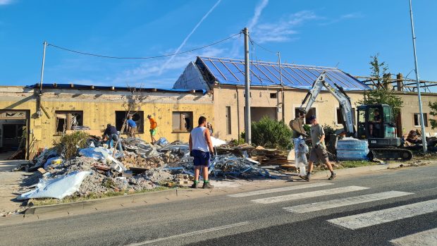 Odklízecí práce pokračují v Mikulčicích v během pondělí 28. června, čtvrtý den po bouři s tornádem, která zasáhla jižní Moravu