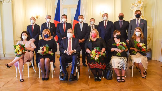 Členové vlády a další hosté na obědě s prezidentem Milošem Zemanem. Chybí ministr zemědělství Miroslav Toman (ČSSD)