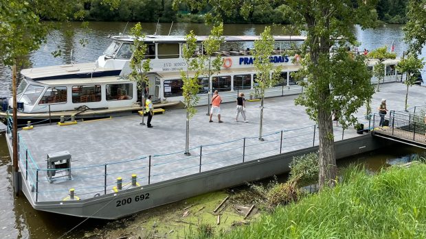 Místo obvyklých autobusů, které nahrazují tramvaje při výluce, jezdí mezi Podolím a Výtoní přívoz.