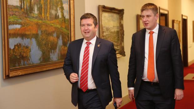 Ministr vnitra a šéf ČSSD Jan Hamáček (vlevo) spolu s ministrem zahraničí a stranickým kolegou Tomášem Petříčkem