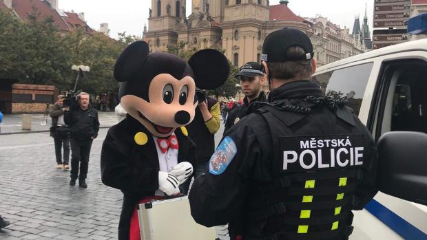 Měští policisté kontrolují plnění vyhlášky novely o buskingu