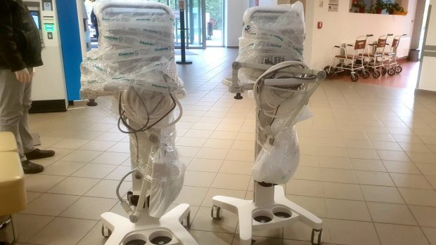 Do nemocnice v Uherském Hradišti dorazilo deset plicních ventilátorů.