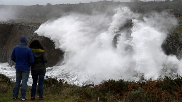 Bouře Fabien při portugalském pobřeží
