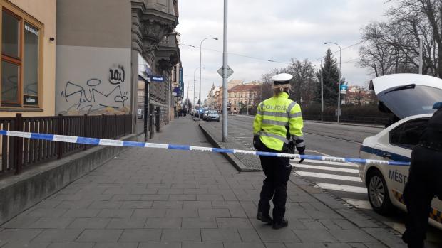 Policie uzavřela Lidickou ulici v Brně, pohybuje se tam člověk se střelnou zbraní