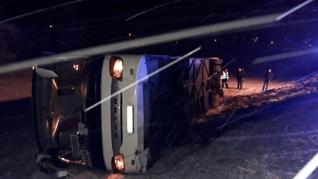 U Dobršína na Klatovsku havaroval ve středu ráno autobus.