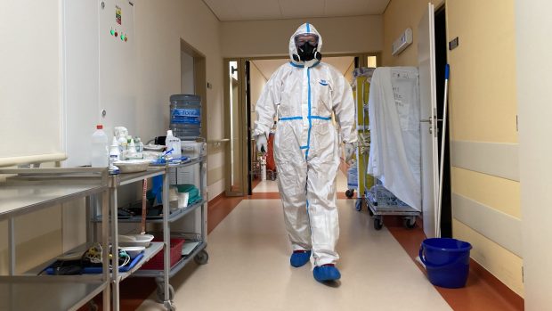 Epidemie koronaviru dorazila z východu na západ Čech