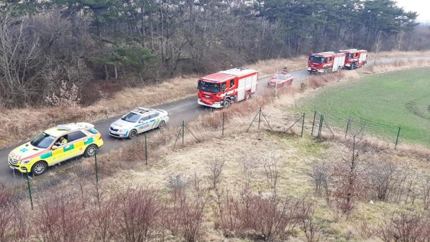 Pražská policie a hasiči spolupracují při nálezu letecké pumy.