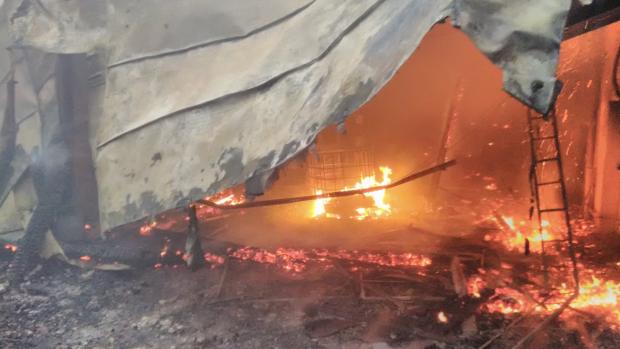 Rozsáhlý požár zasáhl ve středu ráno jednu z firem v Polici nad Metují na Náchodsku