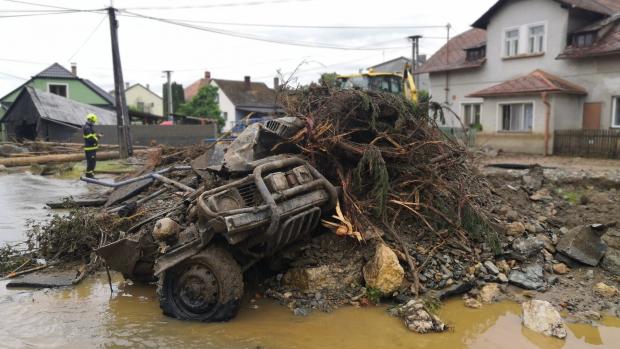 Následky přívalových dešťů pomáhá v Olomouckém kraji odstraňovat 160 hasičů - vyprošťují auta z koryt řek, čistí komunikace a čerpají vodu ze stovek objektů