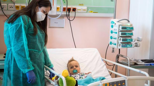Malý Adámek dostal jako druhý pacient se spinální svalovou atrofií v pražské nemocnici Motol lék Zolgensma.