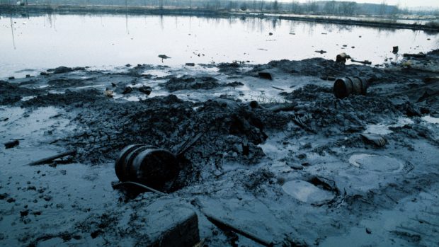 Laguny obsahující odpad při zpracování vyjetých olejů Ostramo Ostrava.
