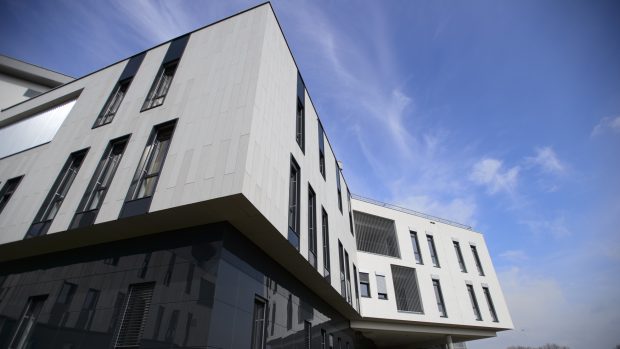 Budova Národního ústavu duševního zdraví byla slavnostně otevřena 26. března v Klecanech.