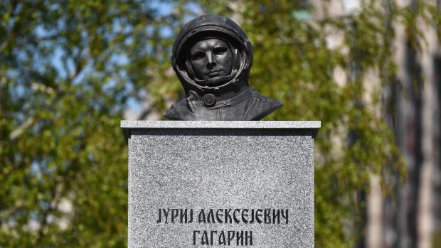 Z původní podoby památníku (na snímku) zbyl jen mohutný sokl se srbským nápisem Jurij Alexejevič Gagarin a připomínkou Gagarinova letu z dubna 1961